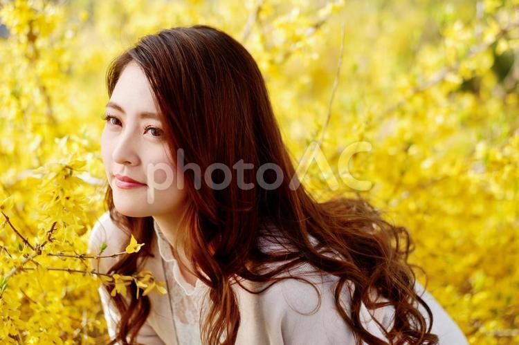 黄色い花と派手目なメークの日本人女性6 女性,日本人,アジア人の写真素材
