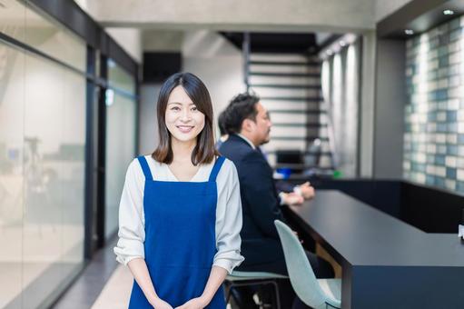 オフィスのカフェテリアで働く女性 オフィスのカフェテリアで働く女性 ビジネス,社内,店の写真素材