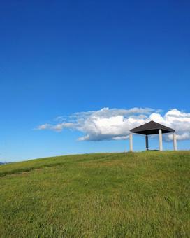 夏空と公園の丘の上の東屋 夏空と公園の丘の上の東屋 青空,空,雲の写真素材