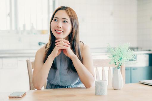 リビングでリラックスする女性 リビングでリラックスする女性 女性,微笑む,微笑みの写真素材