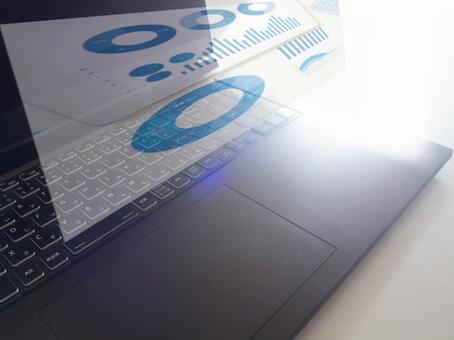 グラフとパソコンを組合わせたビジネス分析 パソコン,グラフ,分析の写真素材