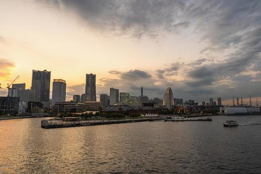 夕日に照らされるみなとみらいの街並み みなとみらい,繁華街,交通の写真素材