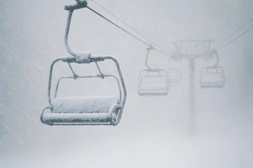 吹雪のスキーリフト 吹雪のスキーリフトの写真