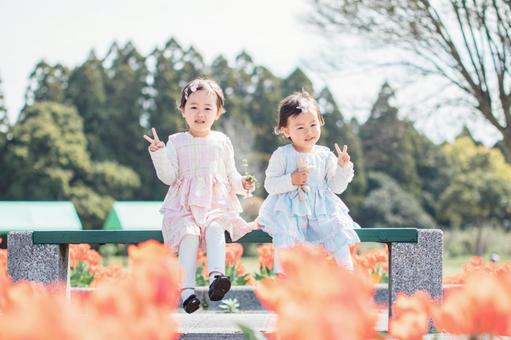 チューリップとポーズする姉妹 チューリップとポーズする姉妹 チューリップ,春,4月の写真素材