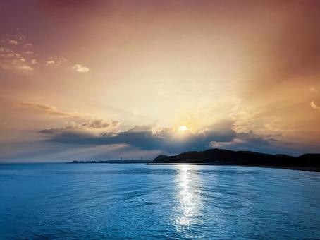幻想的な空と青い海 幻想的な空と青い海 海,空,雲の写真素材