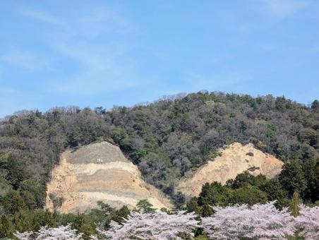 剥き出しになっている山肌 剥き出しになっている山肌 山肌,斜面,剥き出しの写真素材