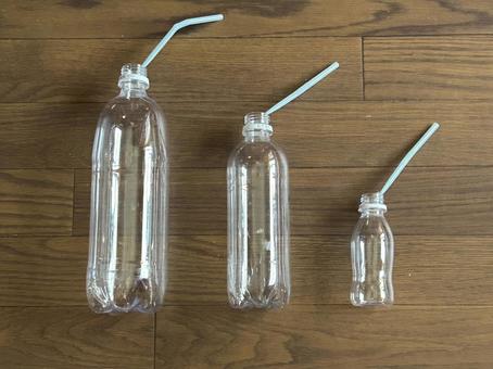 小さいほど音が高くなります 小さいほど音が高くなります ストロー,ペットボトル,楽器の写真素材
