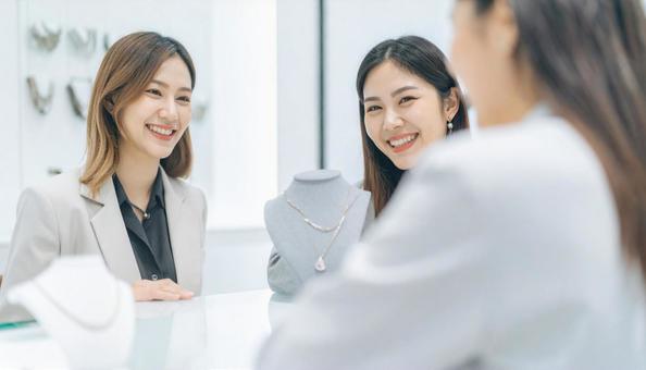 宝石店で働く販売員 宝石店で働く販売員の写真