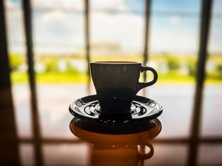 川沿いのカフェにて、ホットコーヒー 川沿いのカフェにて、ホットコーヒー 窓,コーヒーカップ,カフェの写真素材
