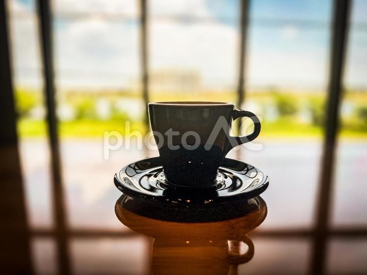 川沿いのカフェにて、ホットコーヒー 窓,コーヒーカップ,カフェの写真素材