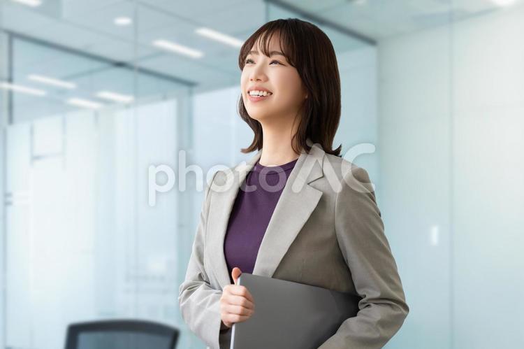 ノートパソコンを持つビジネスウーマン 女性,ビジネス,笑顔の写真素材