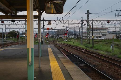 夕方のJR新津駅のホーム 構内・線路 夕方のJR新津駅のホーム 構内・線路 jr新津駅,jr,新津駅の写真素材
