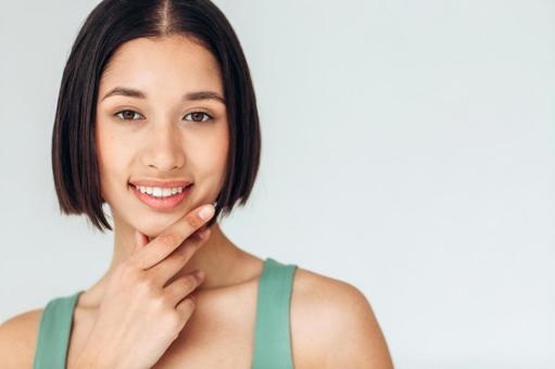 キメポーズしてカメラ目線の女性 キメポーズしてカメラ目線の女性の写真