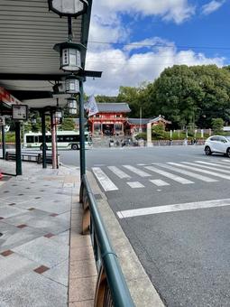 京都の交差点と青空に映える朱色の楼門 京都,神社,寺の写真素材
