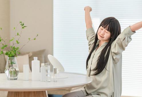 リビングで身支度をする女性(ストレッチ) リビングで身支度をする女性(ストレッチ) 朝,女性,ストレッチの写真素材