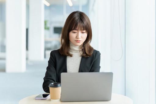 パソコンを使う女性・ビジネスウーマン パソコンを使う女性・ビジネスウーマン 女性,パソコン,人物の写真素材