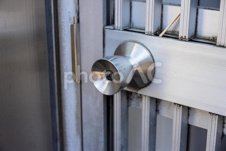 銀色のステンレス製のドアのノブ ドアノブ,ドアの向こう,ドアの写真素材