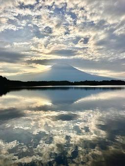 大空と太陽を隠す雲と富士山 大空と太陽を隠す雲と富士山 富士山,空,雲の写真素材