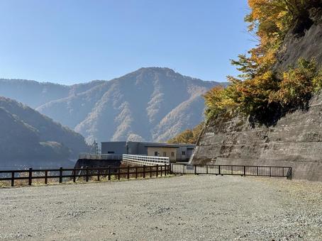 秋の福井県の九頭竜ダム　紅葉に色づく湖 ロックフィルダム,湖,自然の写真素材