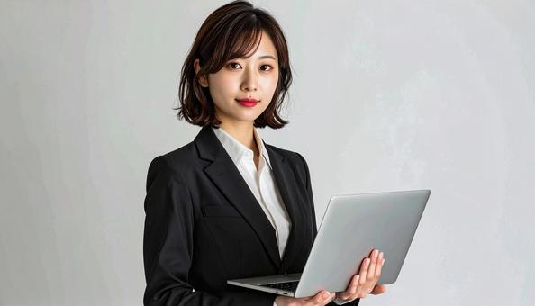 ノートパソコンを持つ女性社員 白背景 ノートパソコンを持つ女性社員 白背景の写真