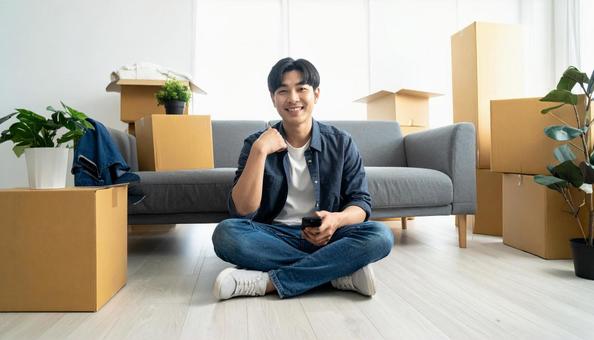 引越しをする若い日本人男性 引越しをする若い日本人男性の写真