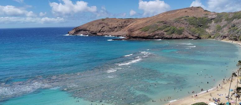 ハナウマ湾の青い海とサンゴ礁 ハナウマ湾の青い海とサンゴ礁 ハワイ,オアフ島,ハナウマ湾の写真素材