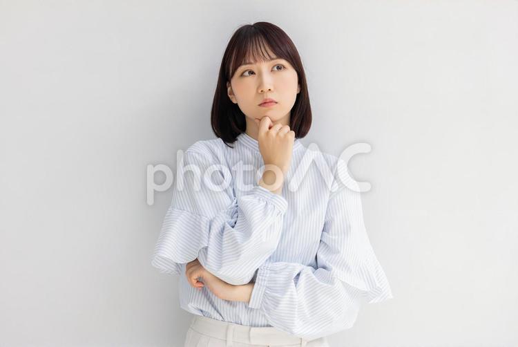 考えごとをする若いビジネスウーマン 女性,ビジネス,悩むの写真素材