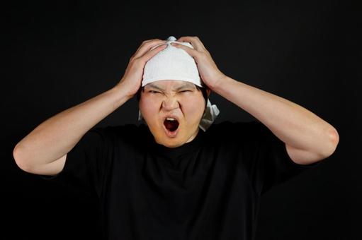 怒りを表現する男性 怒りを表現する男性の写真