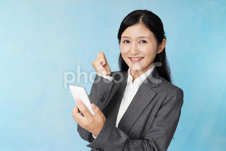 スマートフォンを持つビジネスウーマン 女性,スマホ,スマートフォンの写真素材