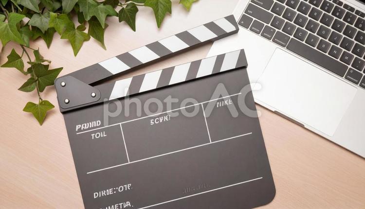 テーブルの上のカチンコとPC　動画製作費 カチンコ,動画,映画の写真素材