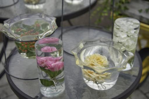 ガラスの器に浮かべた花の写真
