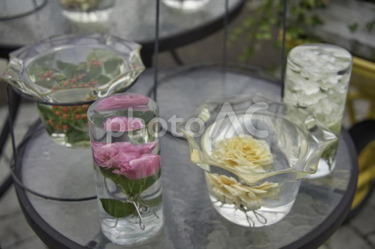 ガラスの器に浮かべた花 テーブル,食べ物,花の写真素材