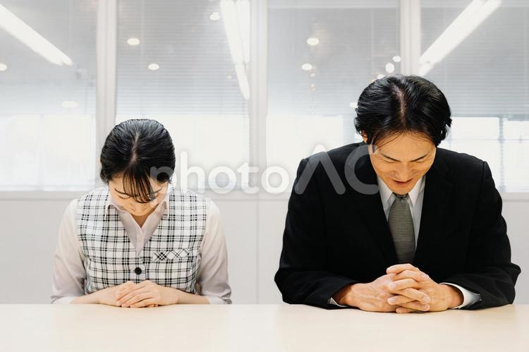 お辞儀するビジネスマンとビジネスウーマン 会議,商談,お辞儀の写真素材