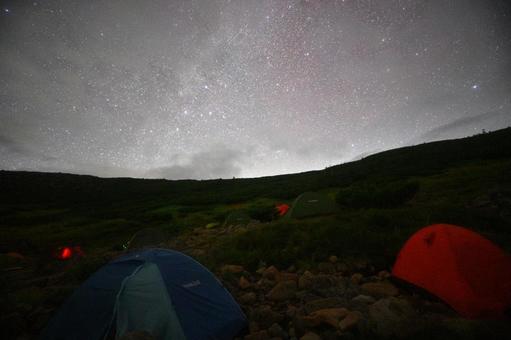 雲ノ平山荘テント場とペルセウス座流星群 雲ノ平山荘テント場とペルセウス座流星群 ペルセウス座流星群,流れ星,雲ノ平の写真素材