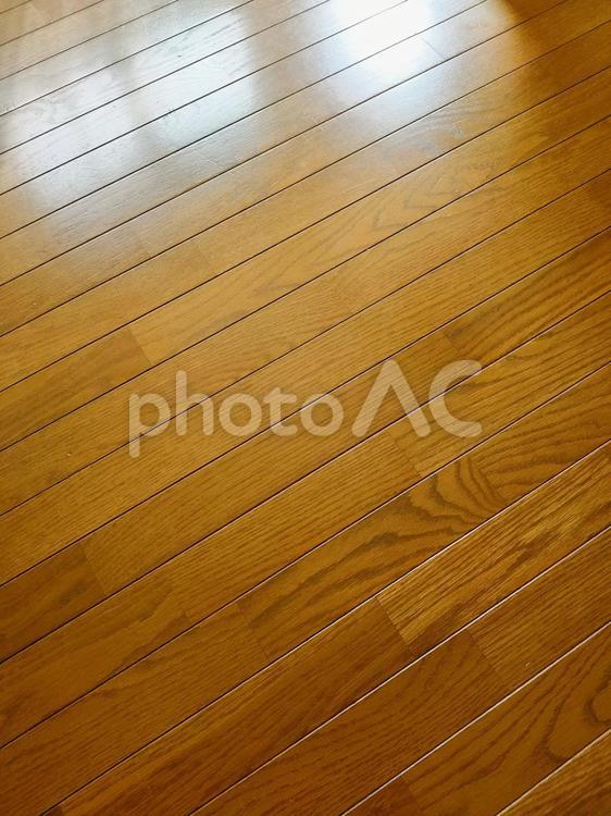 窓からの陽ざしのあたるフローリングの床 フローリング,木目,背景の写真素材