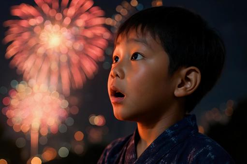 驚いた表情で花火を見る男の子 驚いた表情で花火を見る男の子の写真