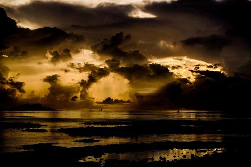 <素材>夏の雨の夕暮れの海の風景 <素材>夏の雨の夕暮れの海の風景の写真