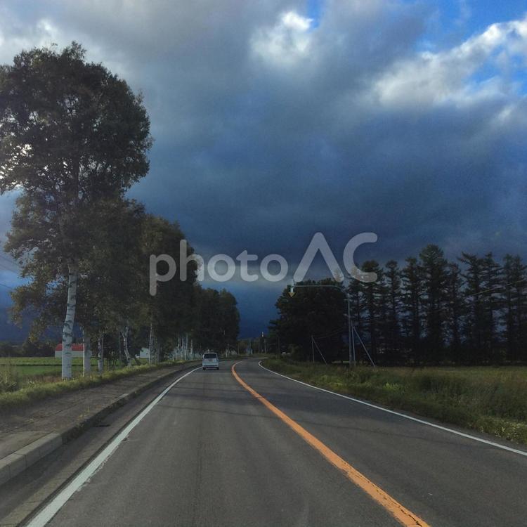 雨がくる 北海道,雨雲,道路の写真素材