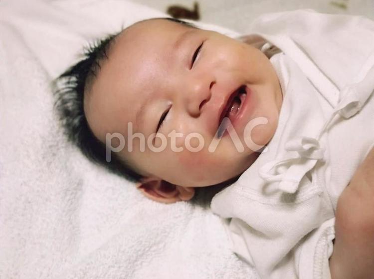 赤ちゃん　笑顔　ねんね期 笑顔,赤ちゃん,赤ん坊の写真素材