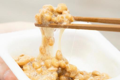 納豆を箸で持ち上げる 納豆を箸で持ち上げる 納豆,箸,持ち上げるの写真素材