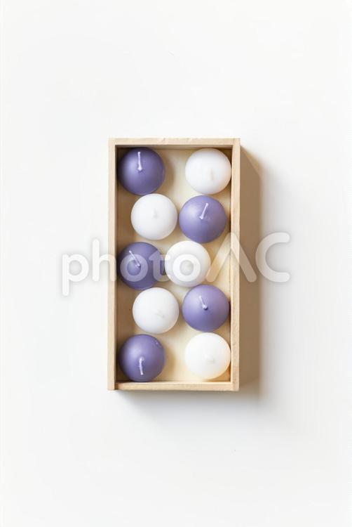 木箱に入った白と紫のキャンドル キャンドル,手作り,アロマの写真素材