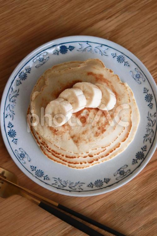 バナナが乗ったパンケーキ　縦画像 パンケーキ,朝食,バナナの写真素材