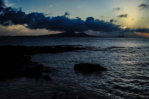 <五島の風景>夏の日の出前の海の風景 <五島の風景>夏の日の出前の海の風景の写真