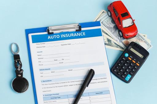 保険モチーフ　赤い車と計算機 自動車販売,ミニカー,車の写真素材