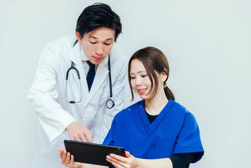 男女の医師が打ち合わせする 医師,医者,ドクターの写真素材