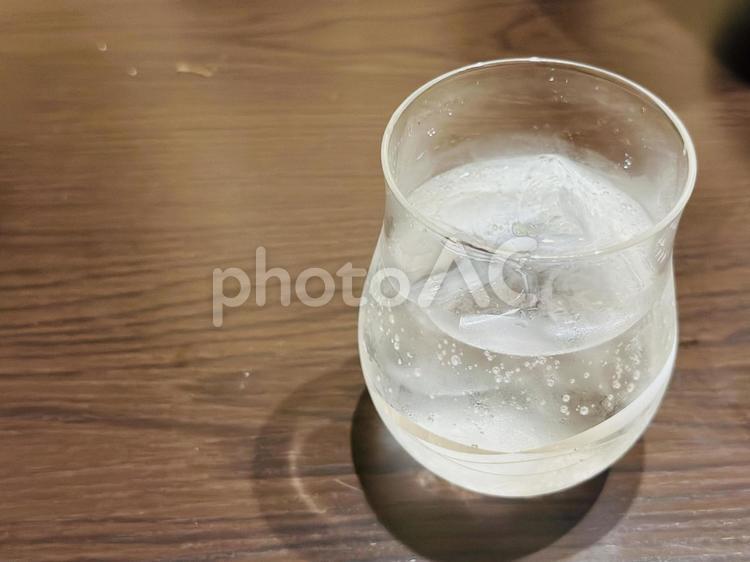 氷が涼しげなソーダグラス 炭酸,シュワシュワ,冷たいの写真素材