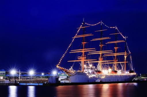 夜の帆船海王丸　海王丸ぱーくにて 夜景,風景,船の写真素材