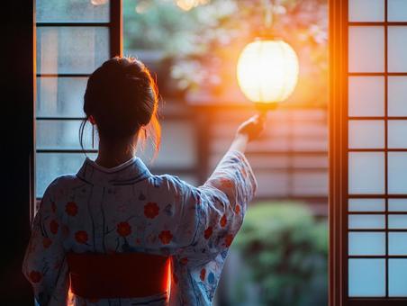庭先の和室にたたずむ女性のイメージ 庭先の和室にたたずむ女性のイメージの写真