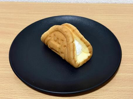 ホイップクリーム入りワッフル ワッフル,ホイップクリーム,カスタードの写真素材