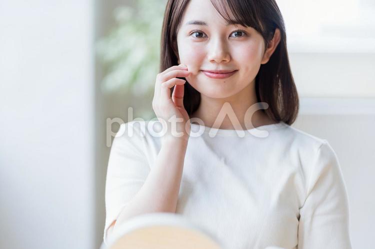 若い女性のスキンケアイメージ ビューティー,女性,日本人の写真素材